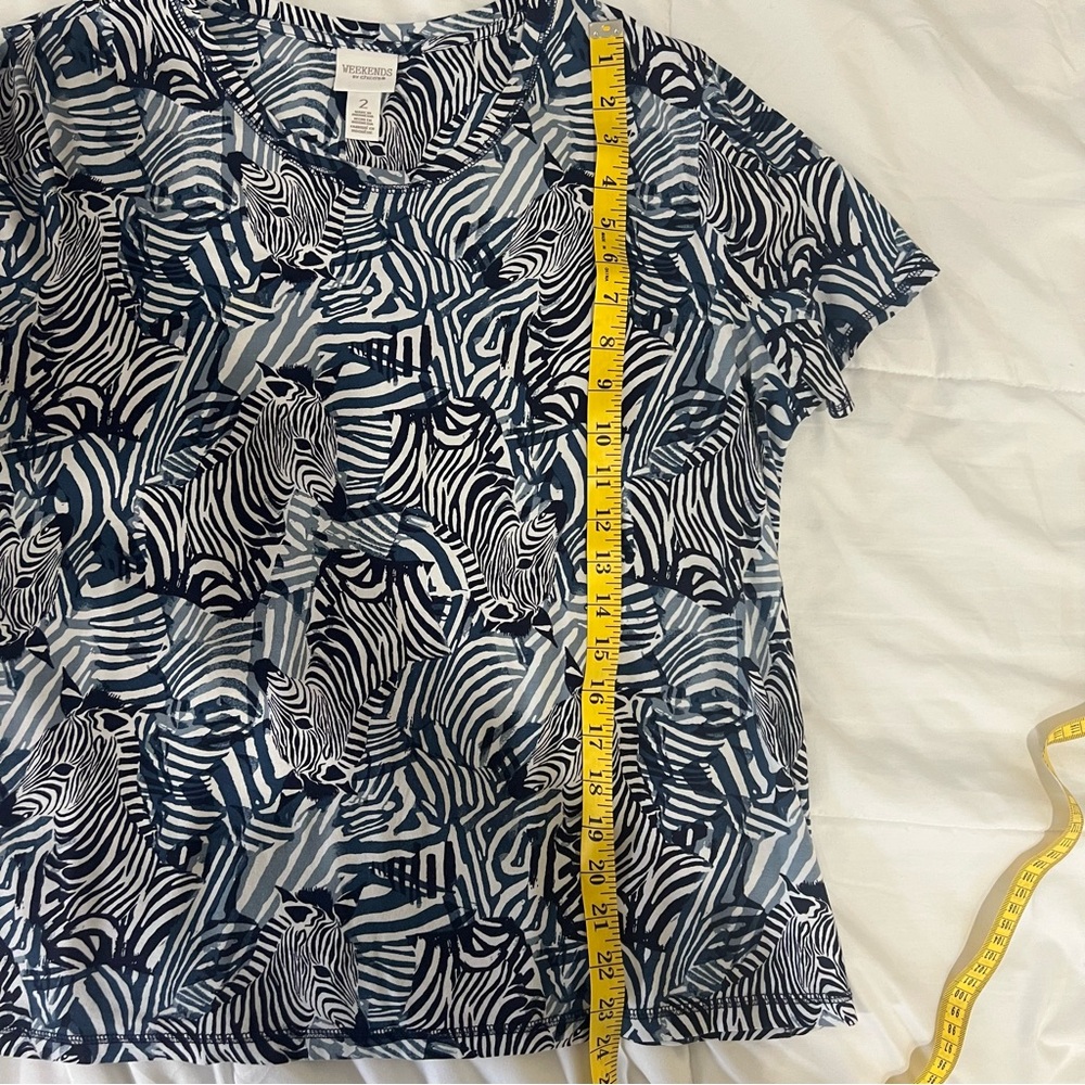 Weekends by Chico’s Zebra Print Top Size 2 (Med) Safari Zoo Animal Artsy Blue H8 - Picture 8 of 8